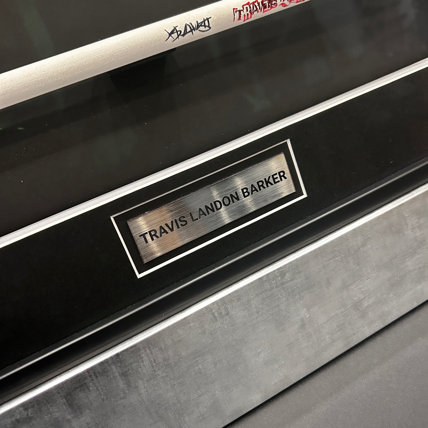 TRAVIS BARKER / Signature sur baguette - Certification