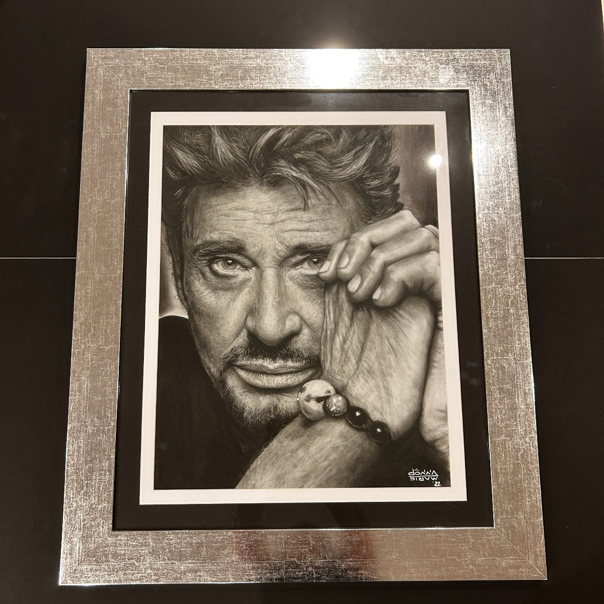 JOHNNY HALLYDAY - Portrait dessiné au crayon gris