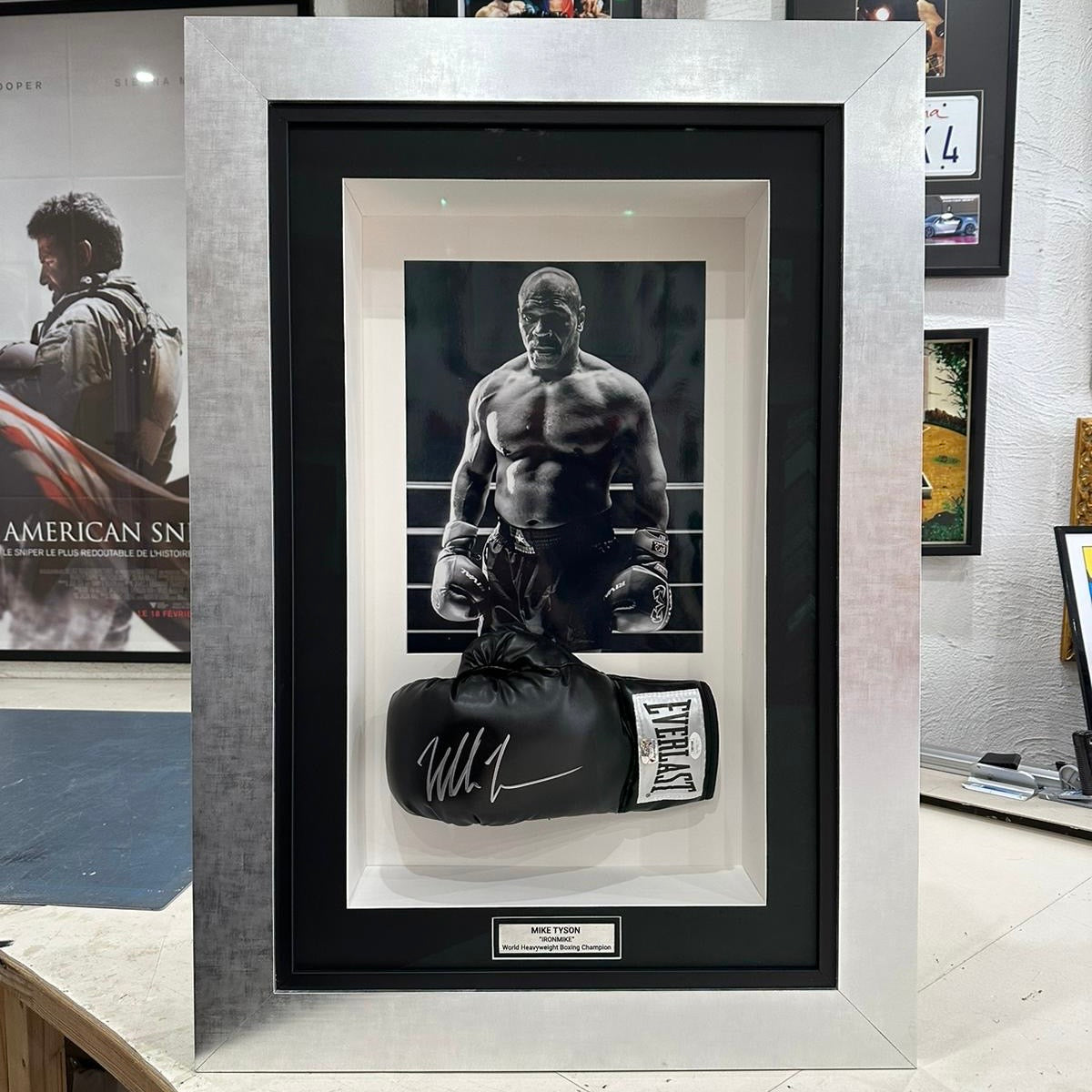 MIKE TYSON / Signature sur Gant de boxe Everlast Noir - Certification
