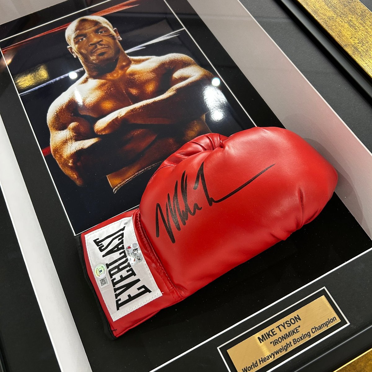 MIKE TYSON / Signature sur Gant de boxe Everlast Rouge - Certification