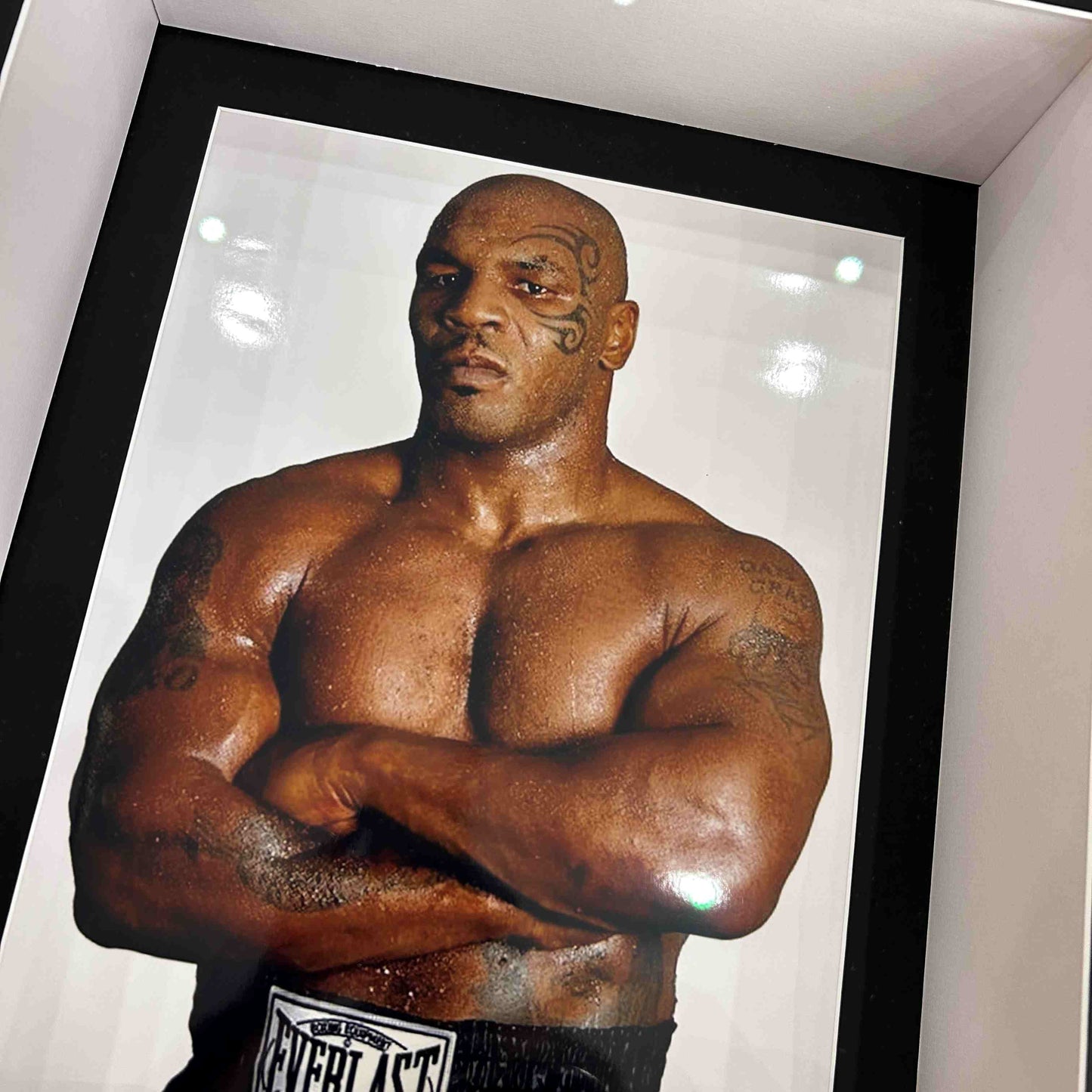 MIKE TYSON / Signature sur Gant de boxe Everlast Rouge - Certification