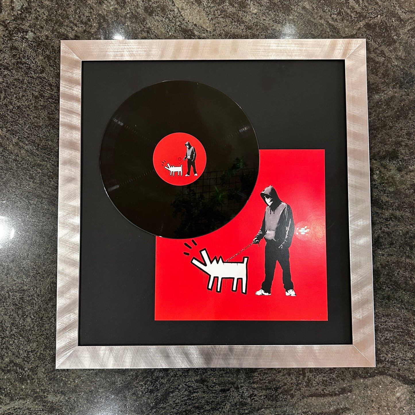 VINYLE et POCHETTE ROUGE SERIGRAPHIEE BANKSY (d'après) - BARKING DOG (Keith Haring)