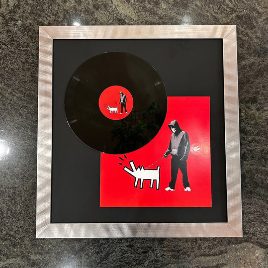 VINYLE et POCHETTE ROUGE SERIGRAPHIEE BANKSY (d'après) - BARKING DOG (Keith Haring)