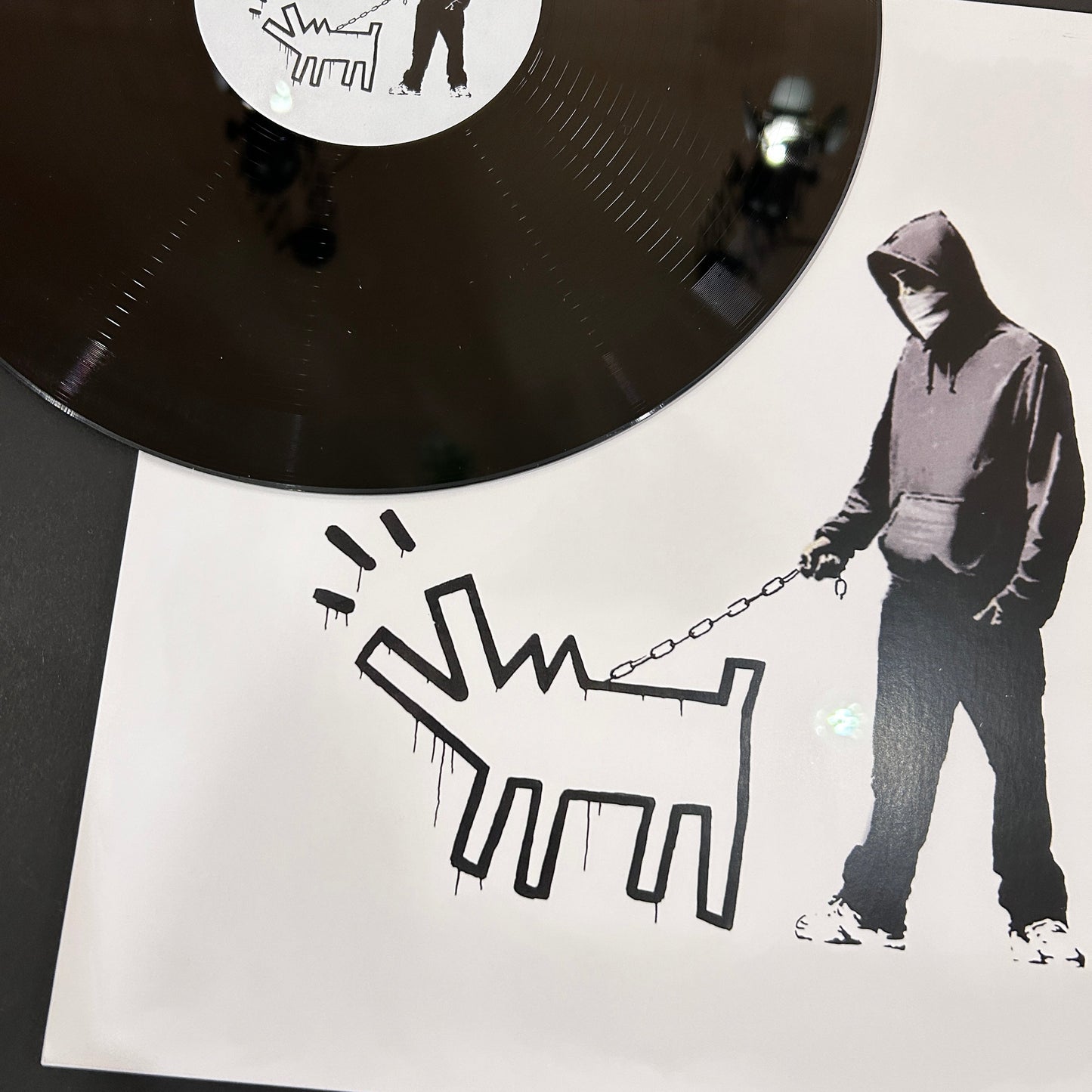 VINYLE et POCHETTE BLANCHE SERIGRAPHIEE BANKSY (d'après) - BARKING DOG (Keith Haring)
