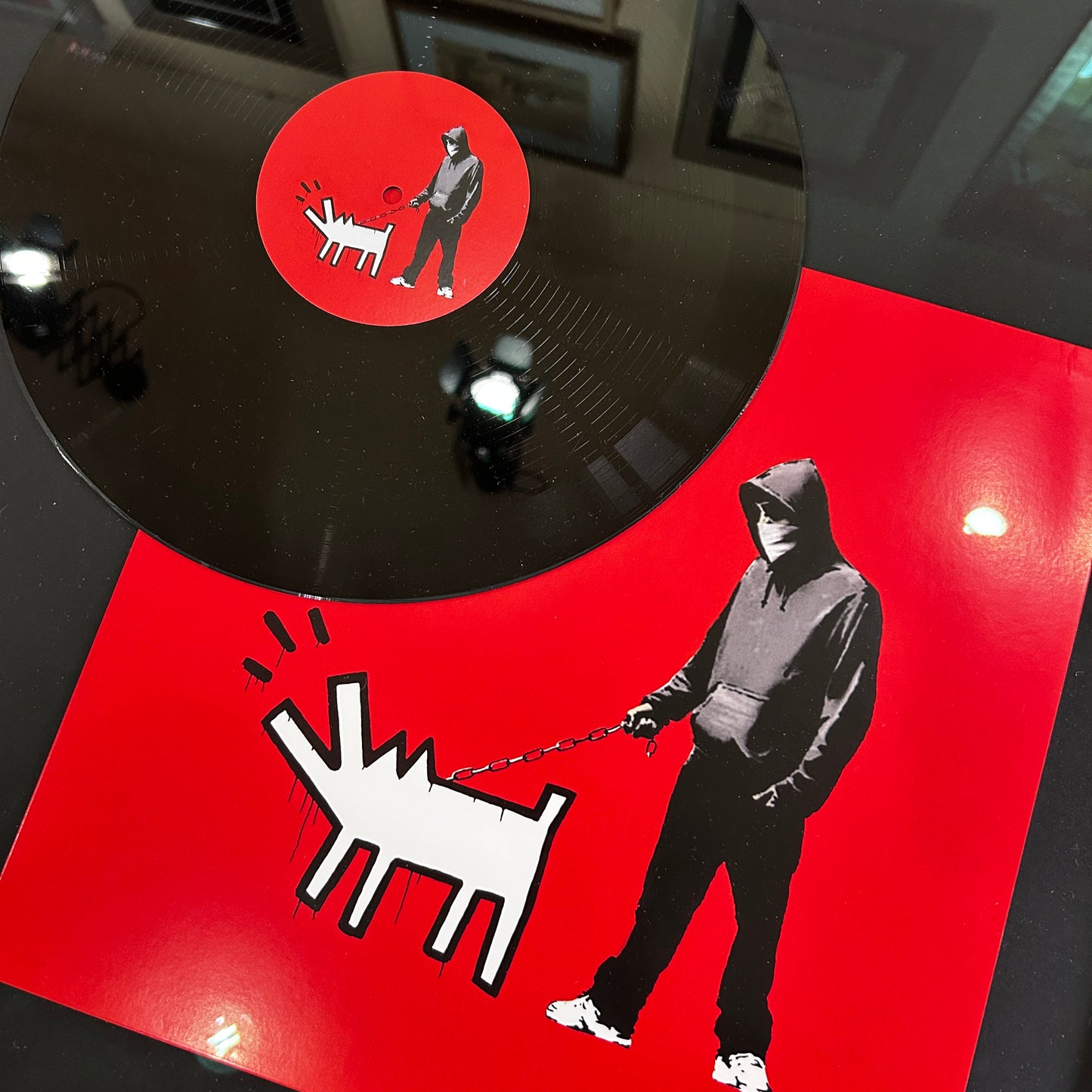 VINYLE et POCHETTE ROUGE SERIGRAPHIEE BANKSY (d'après) - BARKING DOG (Keith Haring)