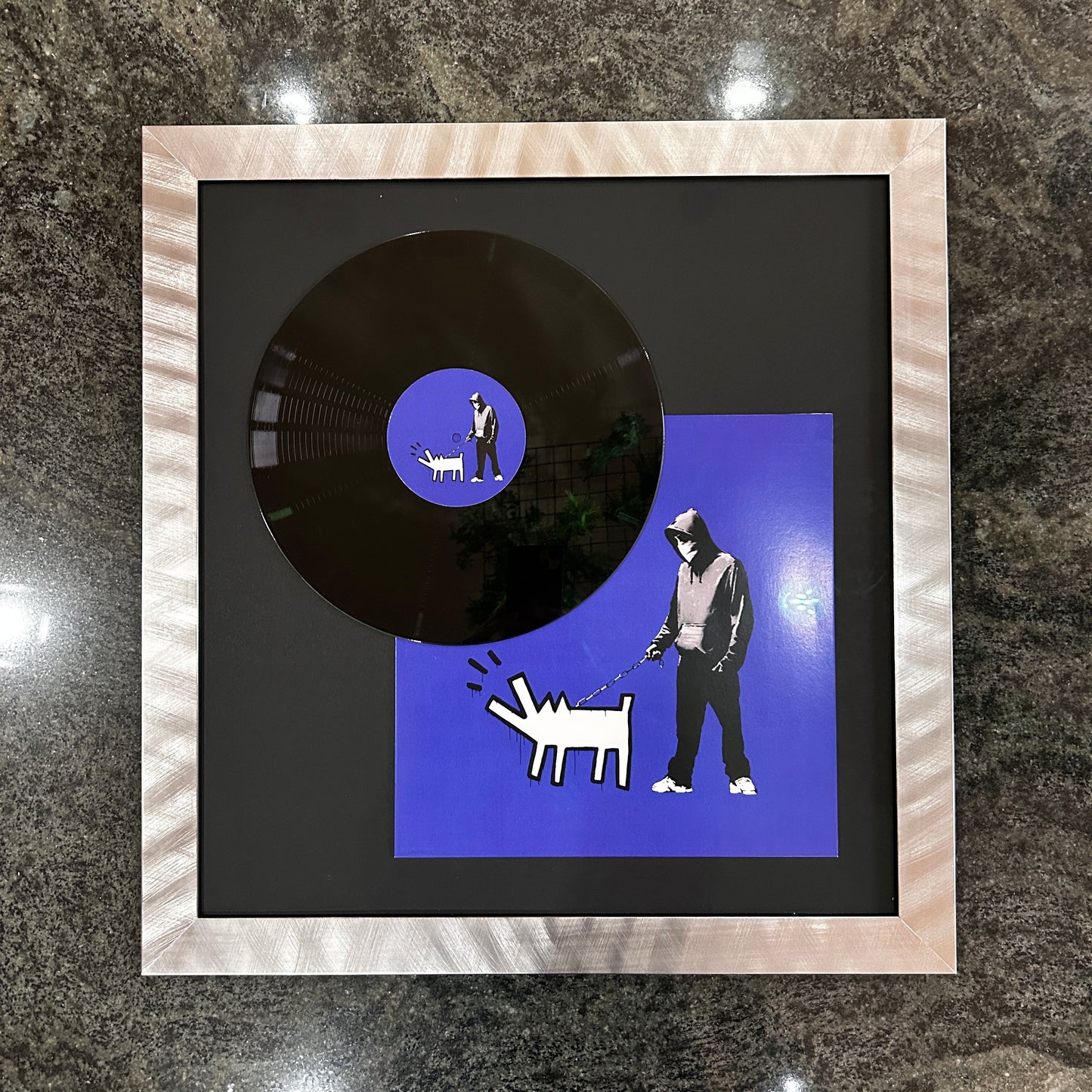 VINYLE et POCHETTE BLEUE SERIGRAPHIEE BANKSY (d'après)  - BARKING DOG (Keith Haring)