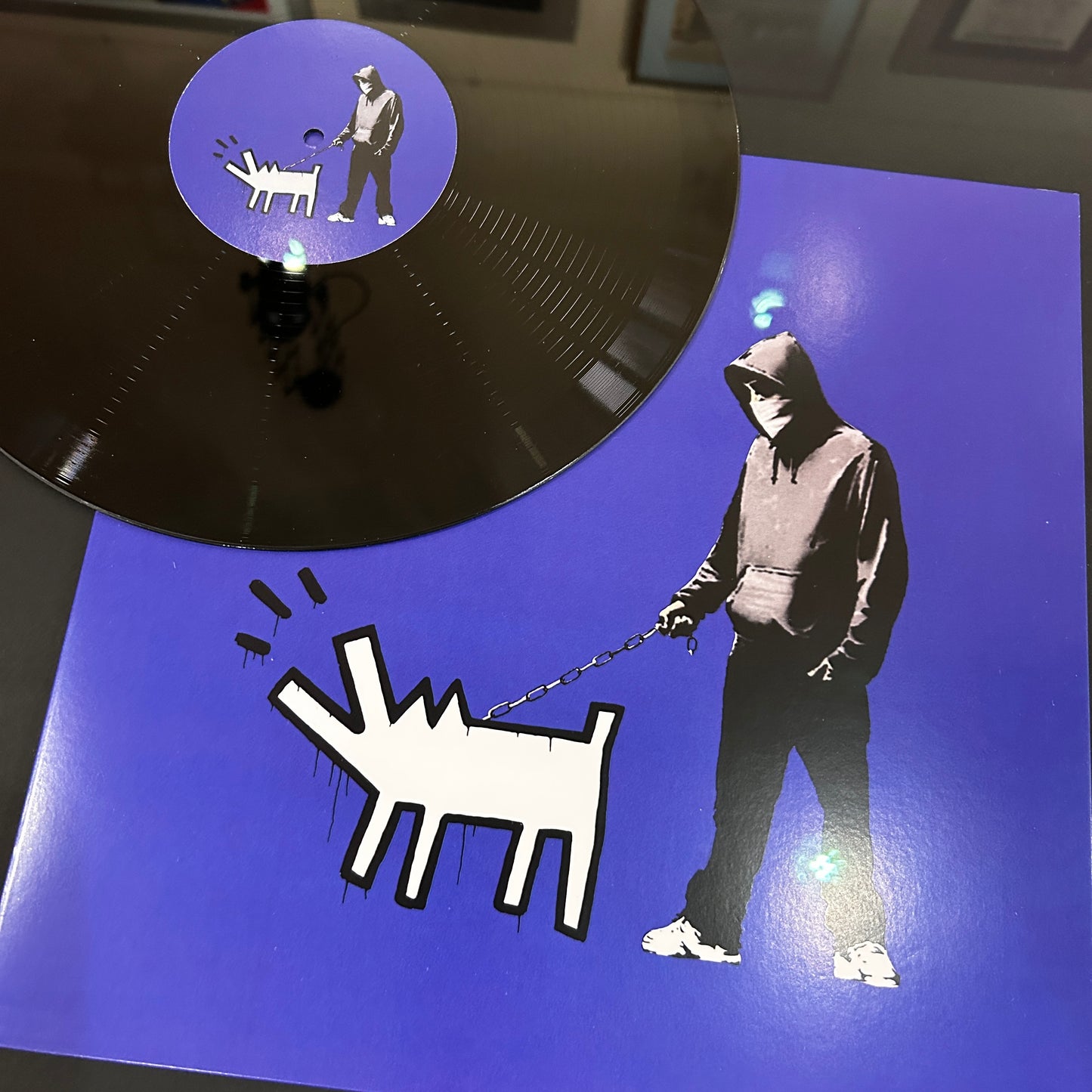 VINYLE et POCHETTE BLEUE SERIGRAPHIEE BANKSY (d'après)  - BARKING DOG (Keith Haring)