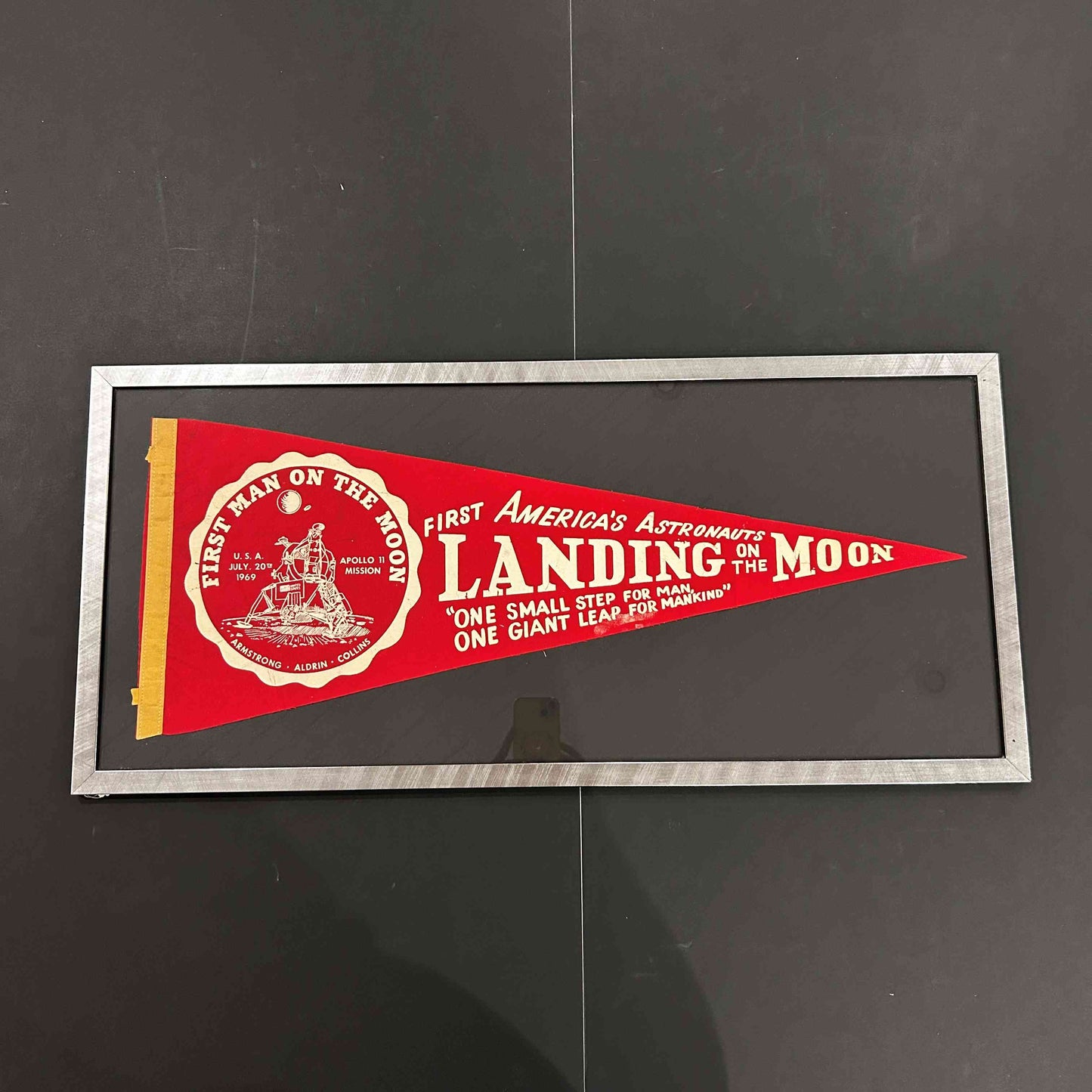 FANION ORIGINAL - FIRST MAN ON THE MOON - 20 JUILLET 1969