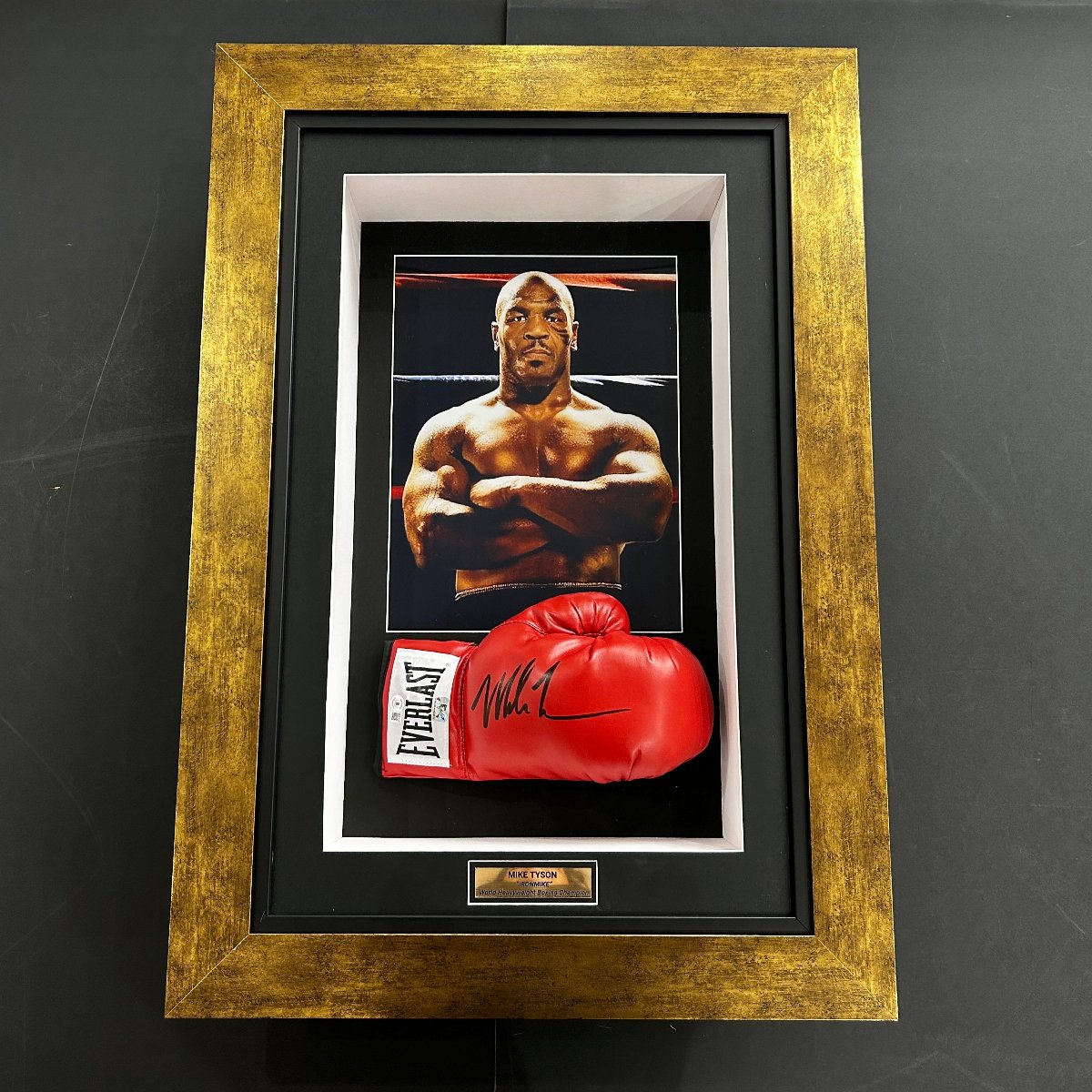 MIKE TYSON / Signature sur Gant de boxe Everlast Rouge - Certification
