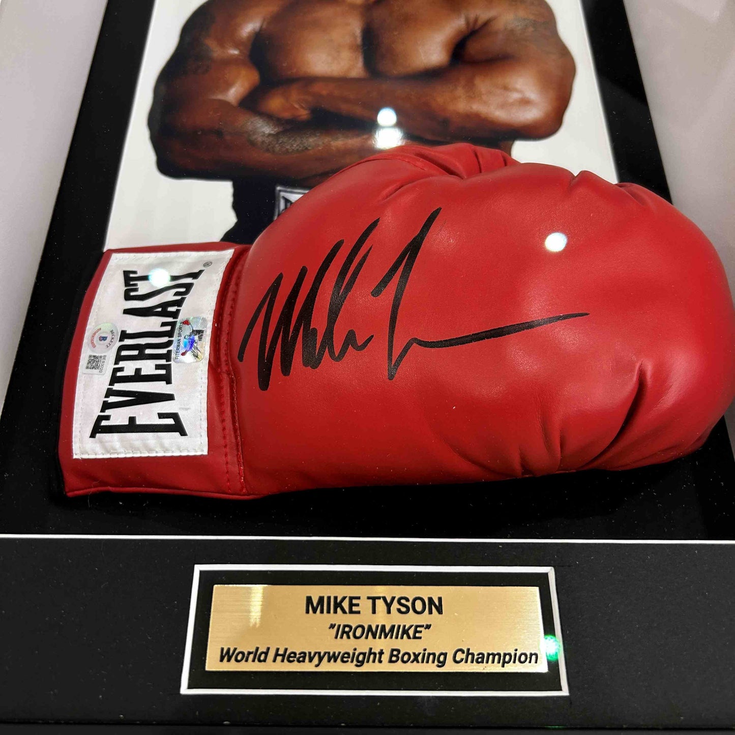 MIKE TYSON / Signature sur Gant de boxe Everlast Rouge - Certification