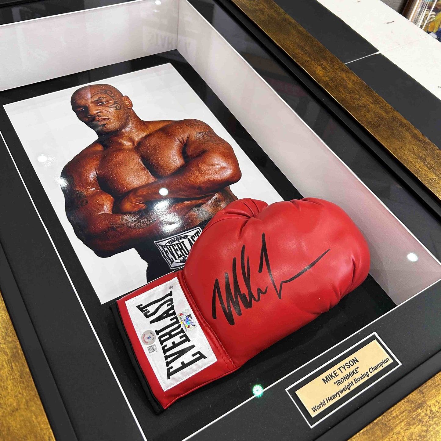 MIKE TYSON / Signature sur Gant de boxe Everlast Rouge - Certification
