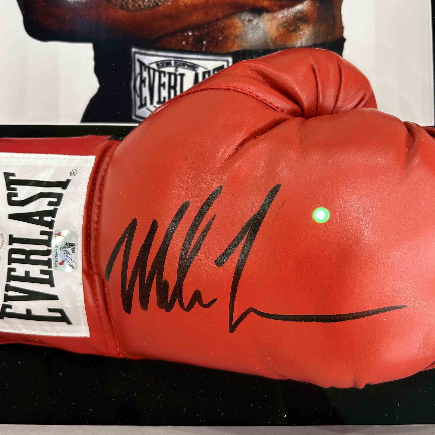 MIKE TYSON / Signature sur Gant de boxe Everlast Rouge - Certification