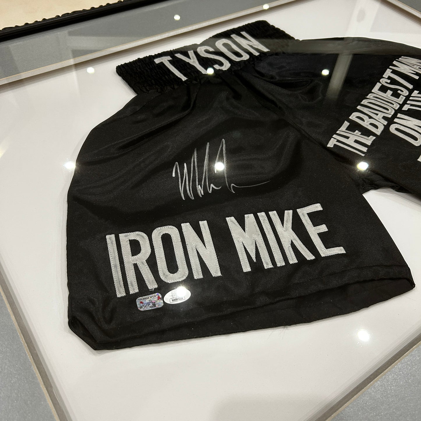 MIKE TYSON - Signature sur short IRON MIKE - Certification