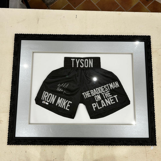 MIKE TYSON - Signature sur short IRON MIKE - Certification