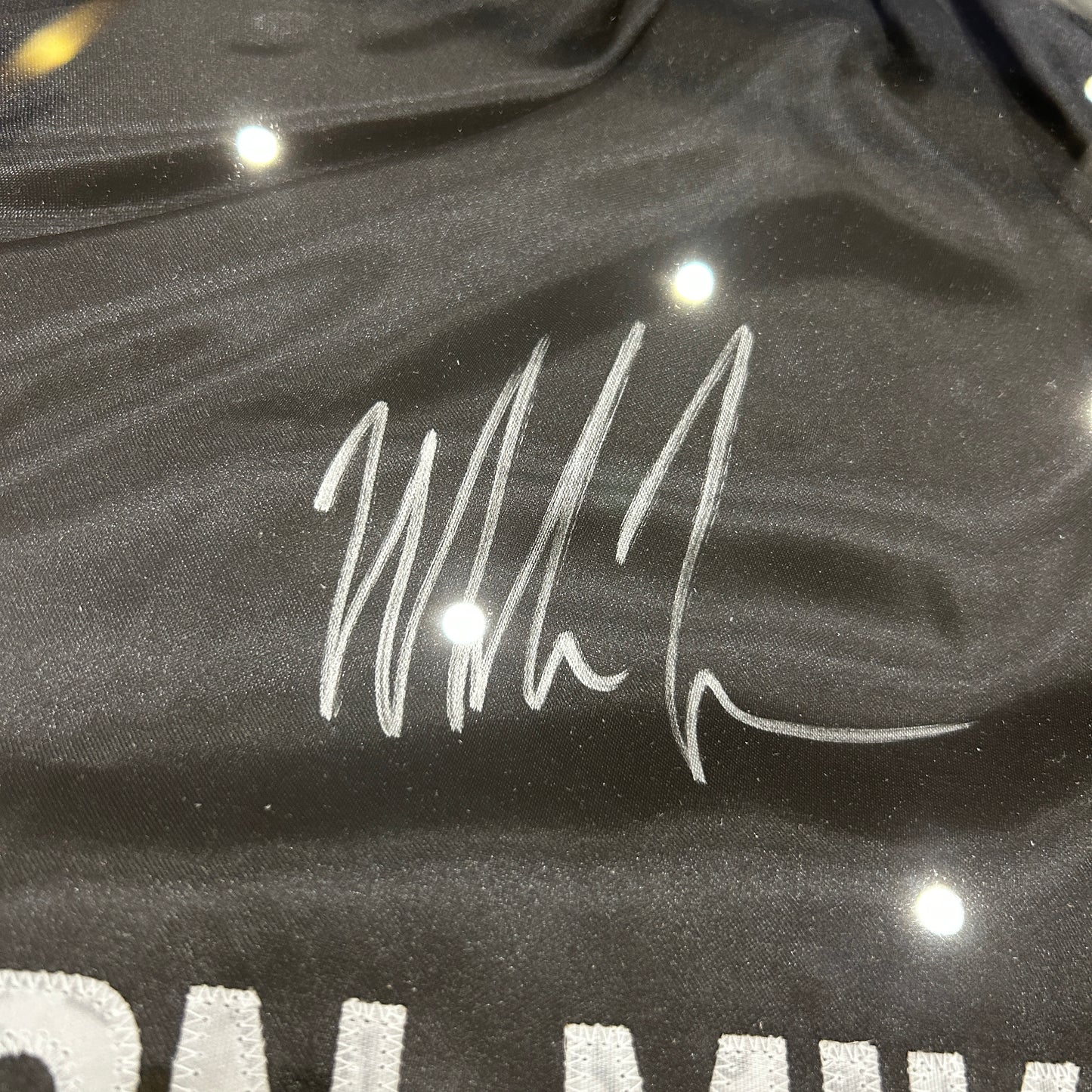 MIKE TYSON - Signature sur short IRON MIKE - Certification